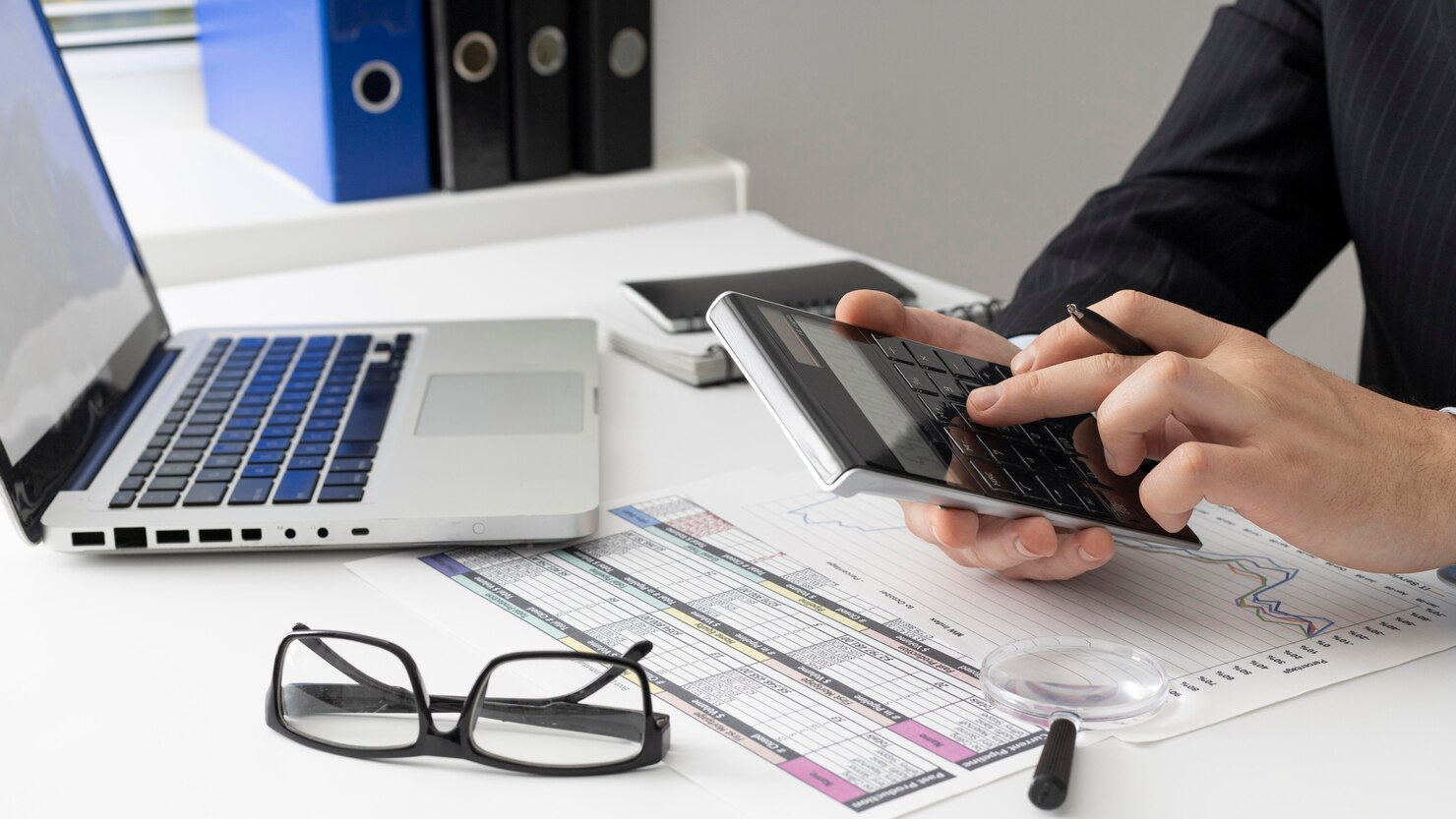 JNB CONSULTING - Inicio - hombre negocios vista lateral calcular numeros finanzas