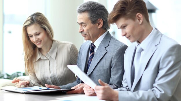 JNB CONSULTING - Inicio - smiling business team checking financial dataphoto with copy space