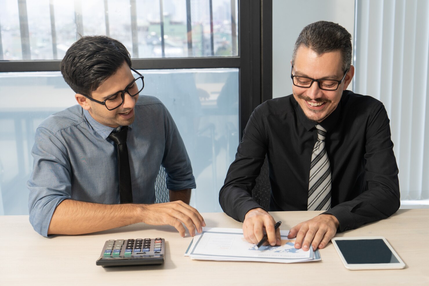 JNB CONSULTING - Inicio - socios comerciales alegres discutiendo desarrollo ventas reunion
